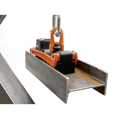 Image of the  Lifting Magnet Permanent TML 250kg in action lifting a beam