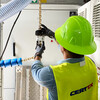 CERTEX Lifting employee attaches a CTX Tandem Tool to a chain for efficient hoisting | © CERTEX Danmark A/S