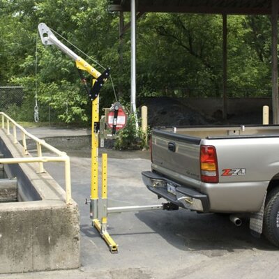 Vehicle Hitch Mount Sleeve Honeywell DuraHoist™ in use